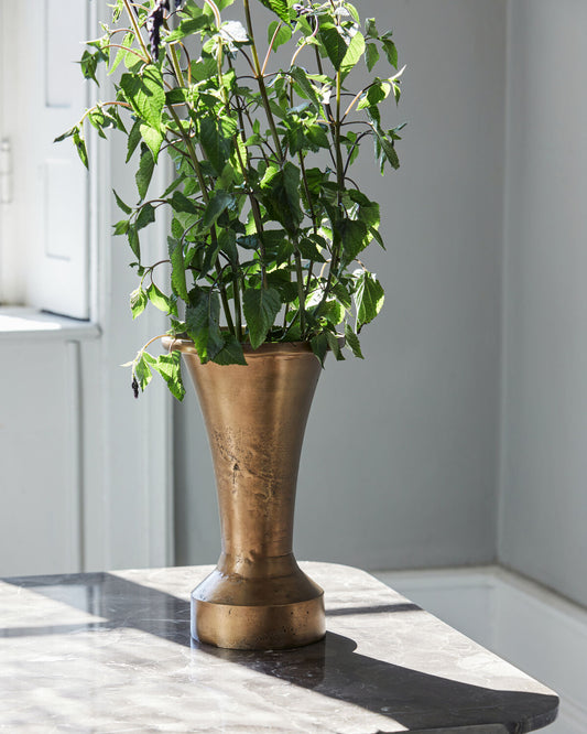 Florist-vase i antik messing med en stor buket