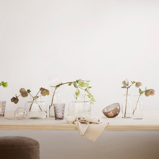 Slank glasvase i klart, gennemsigtigt glas med enkel form, 20 cm høj og 7 cm i diameter