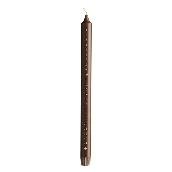 Hazel kalenderlys i varm hasselnøddebrun farve, fremstillet af 100 % stearin, 30 cm højt