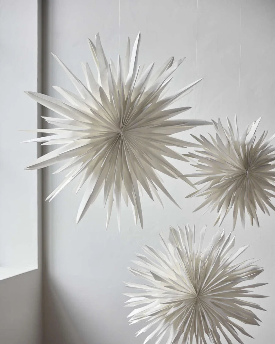 Dust papirstjerne i råhvid med flammeinspireret form og lagdelt papir, Ø 70 cm