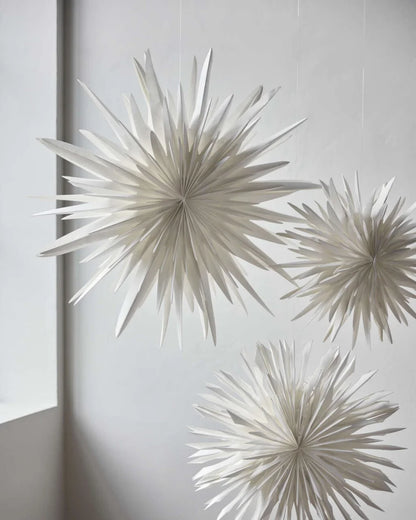 Dust papirstjerne i råhvid med flammeinspireret form og lagdelt papir, Ø 70 cm