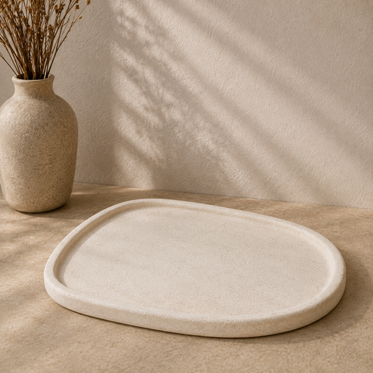 Beige dekorationsbakke i cement med rå overflade