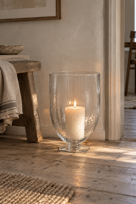 XL glaslanterne med bloklys i boligindretning