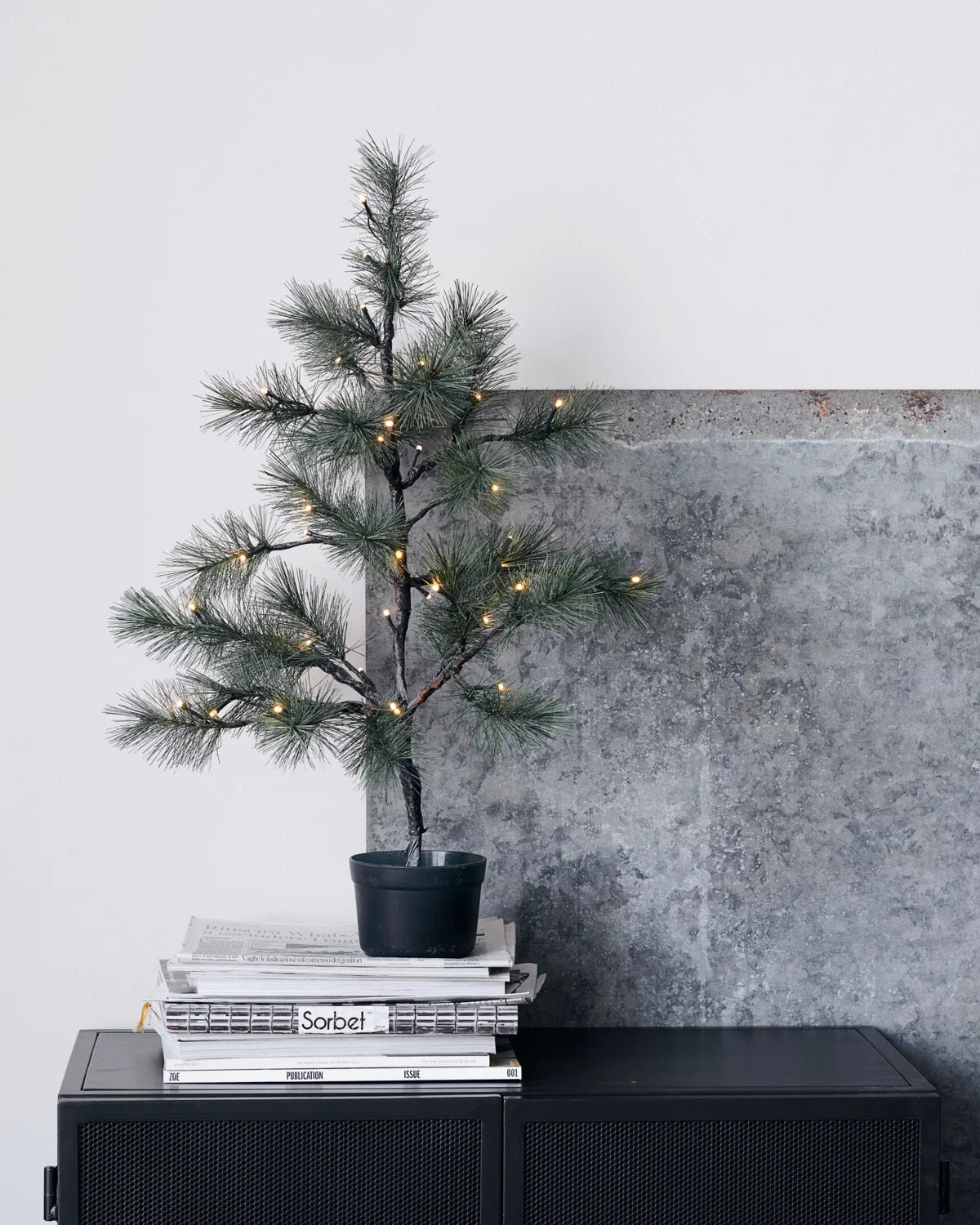 Peuce naturtro kunstigt juletræ med grønne grene og 40 integrerede LED-lys, 75 cm højt og 57 cm bredt