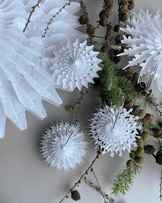 Fold hvide papirvifter med fine udskårne mønstre, sæt med 12 håndlavede ophæng i tre forskellige designs, Ø 15 cm