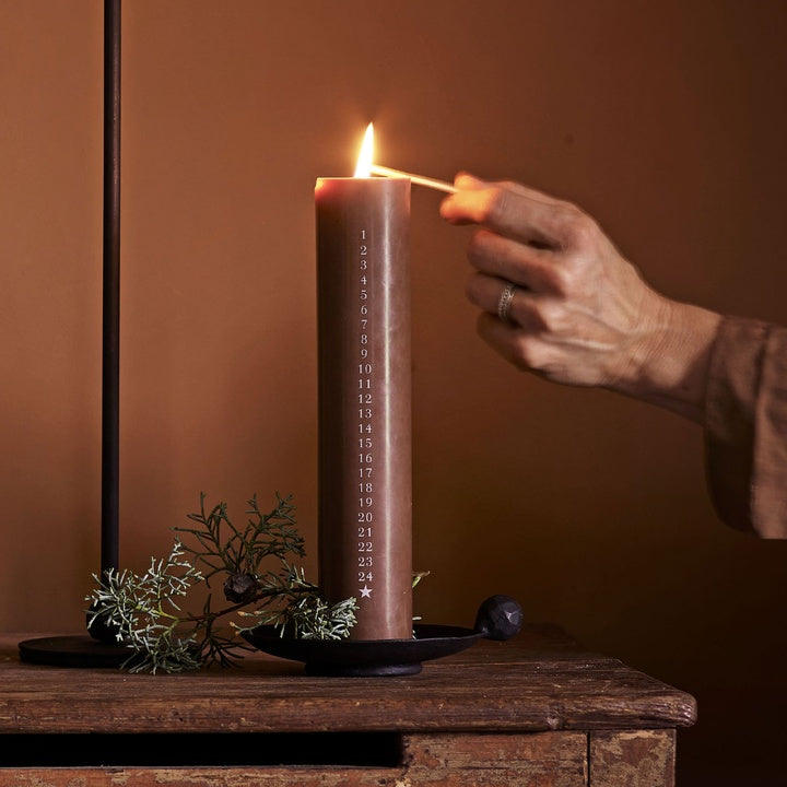 Balltray dekorativt lysfad i jern med rå, mat overflade og afrundede former, Ø 13 × H 4 cm