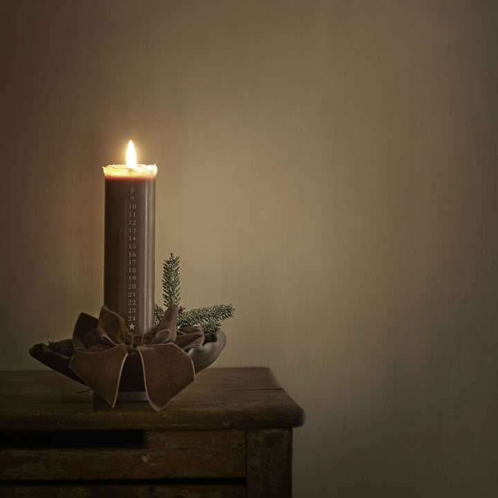 Vinrød julesløjfe i blød velour med klassisk sløjfeform og dekorative stofbånd, 15 × 13 cm
