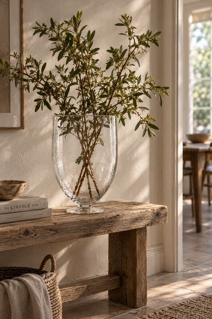 Stor hurricane i hamret glas stylet som vase med grene