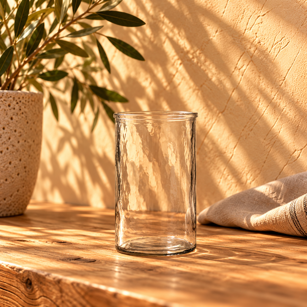 ALEA vase i klart glas på rustikt bord i sollys