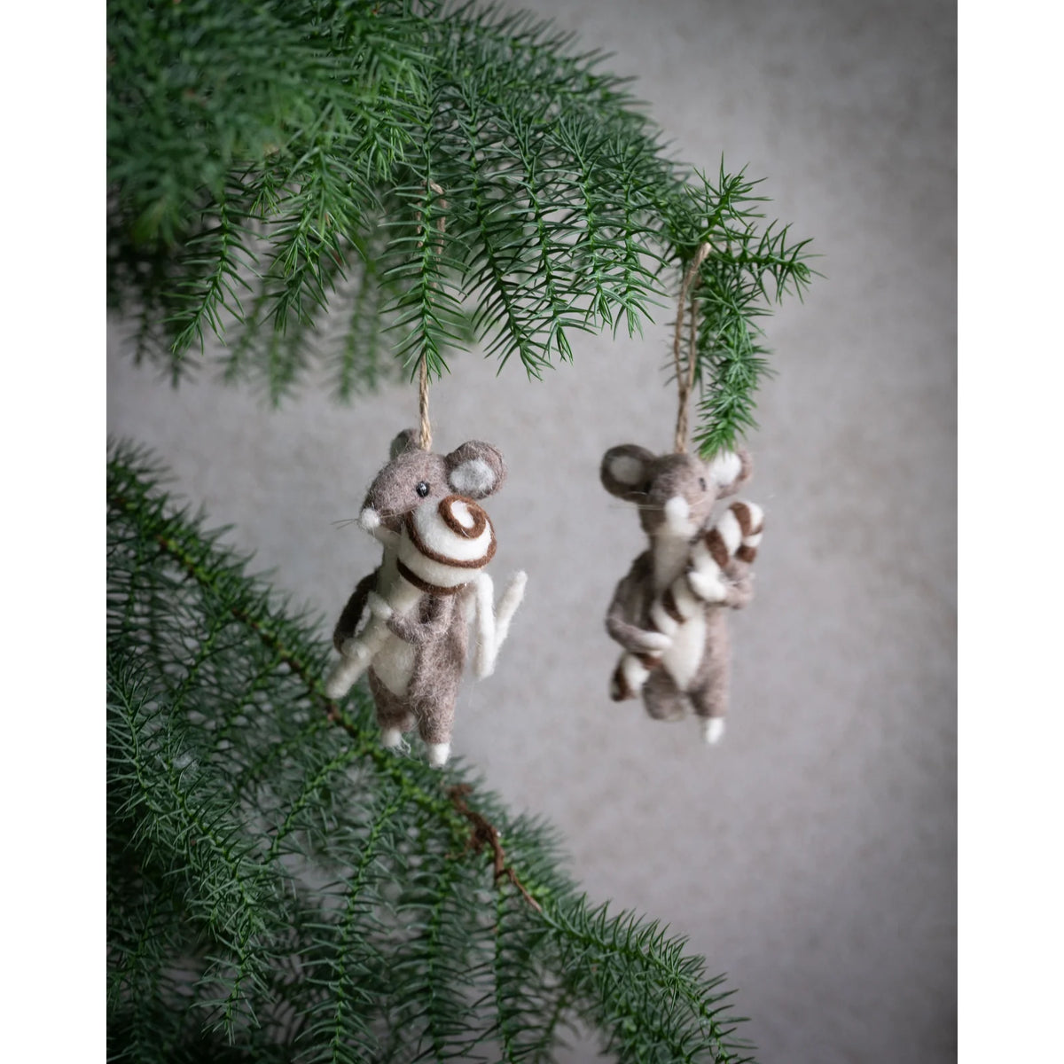 Beige MICE julemus som ophæng på grønne grangrene