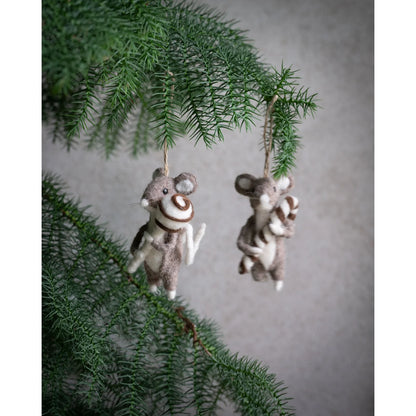 Beige MICE julemus som ophæng på grønne grangrene