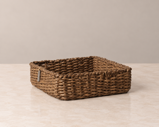 Kurv i raffia – mørkebrun