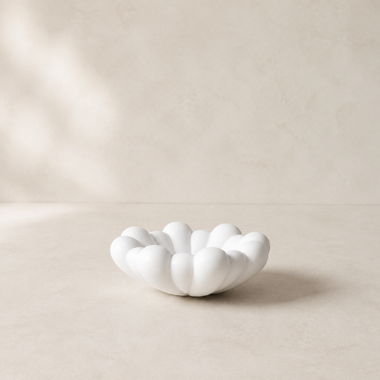 Bloom Tray Medio i skulpturel Bone White keramik