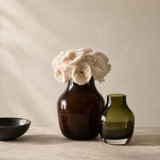 Mørkebrun Paloma glasvase med blomster i indretning