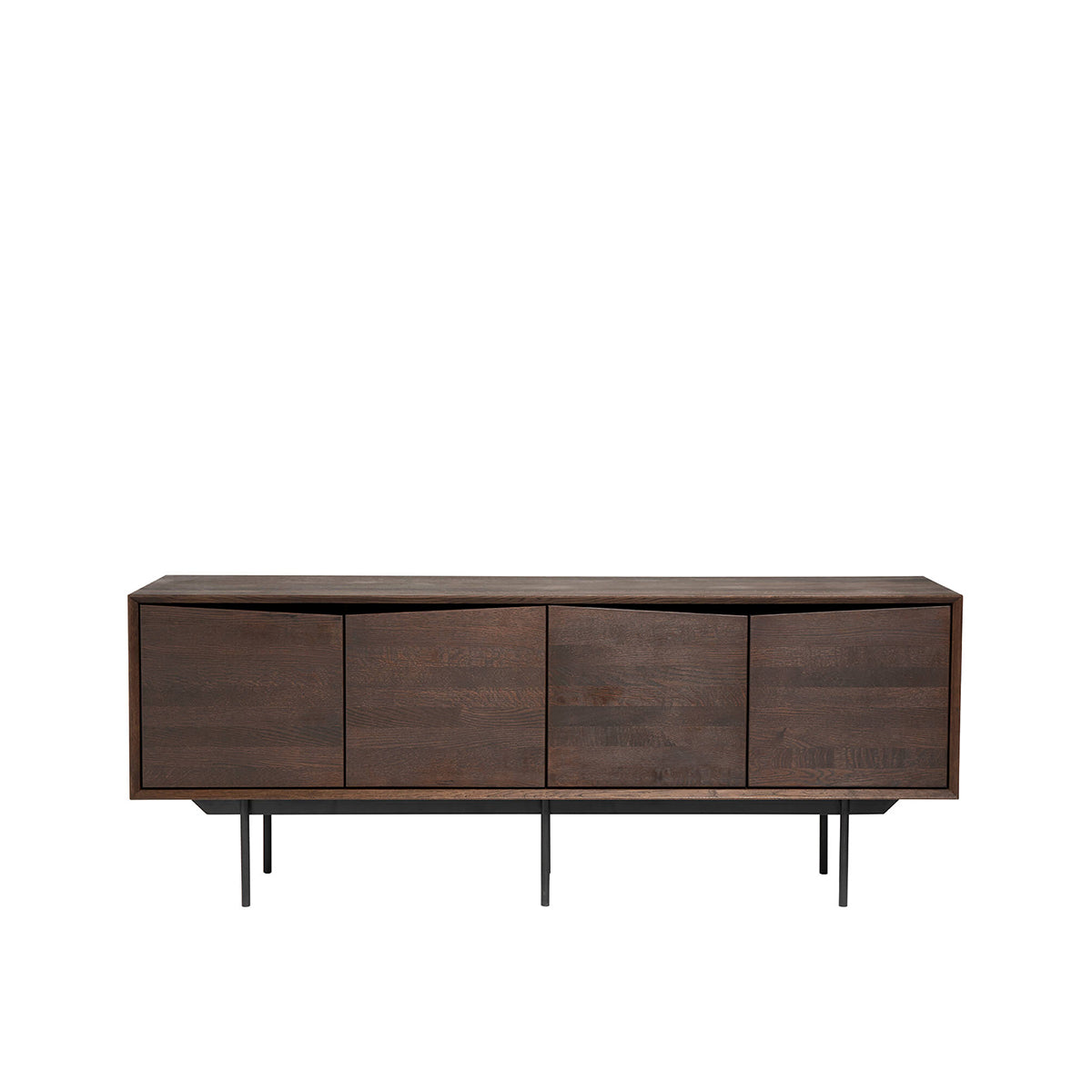 Wing skænk i massiv røget eg med fire låger, skrå integrerede greb og synlig åretegning i træet. Bredde 185 cm, dybde 45 cm og højde 72 cm.