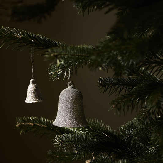  Dust dekorativ juleklokke i sølv med glitrende overflade, 8 cm i diameter og 10 cm høj